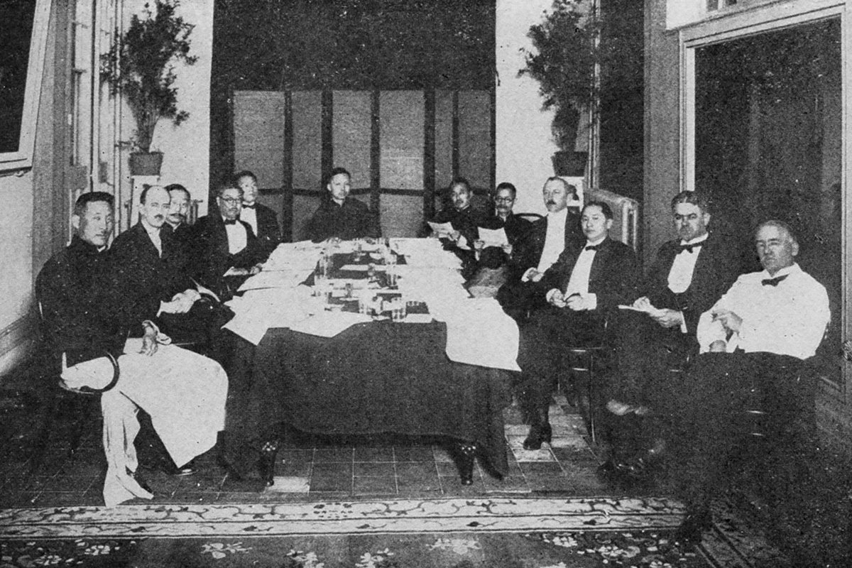 中基會1925年召開首次董事年會，左起張伯苓、顧臨（Roger Greene）、丁文江、顏惠慶、周貽春、范源廉、黃炎培、蔣夢麟、貝諾德（C.R. Bennett）、顧維鈞、貝克（J.E. Baker）、孟祿（Paul Monroe）