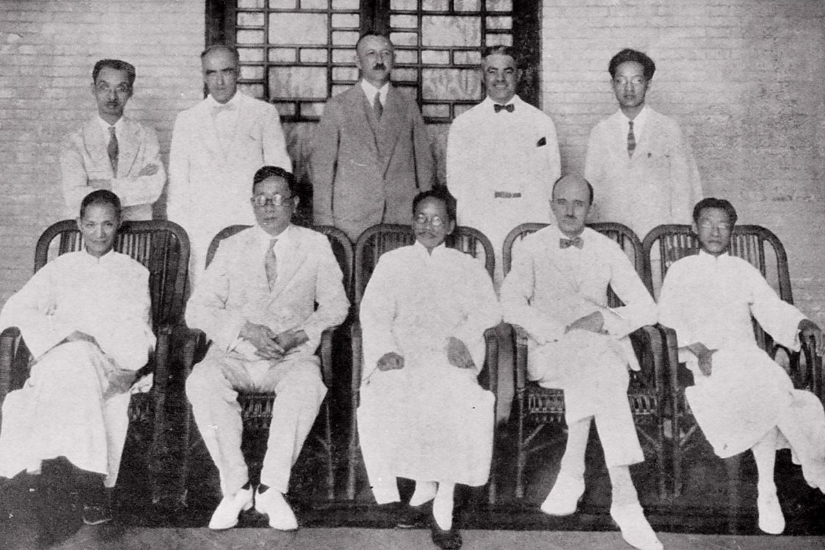 中基會1929年召開第五次董事年會，後排左起任鴻雋、司徒雷登（J. Leighton Stuart）、貝諾德（C.R. Bennett）、貝克（J.E. Baker）、趙元任，前排左起蔣夢麟、施肇基、蔡元培、顧臨（Roger Greene）、翁文灝