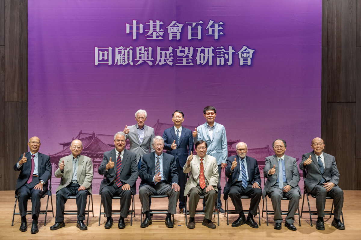 中基會今慶祝成立100周年，董事成員合影。前排左起董事陳季筑、薛琦、費爾斯坦（David Firestein）、派克（Robert  Parker）、劉兆玄董事長、董事富勒（William Fuller）、陳力俊、李嗣涔，後排左起董事登普斯特（Douglas  Dempster）、陳聰富、王建亞執行長