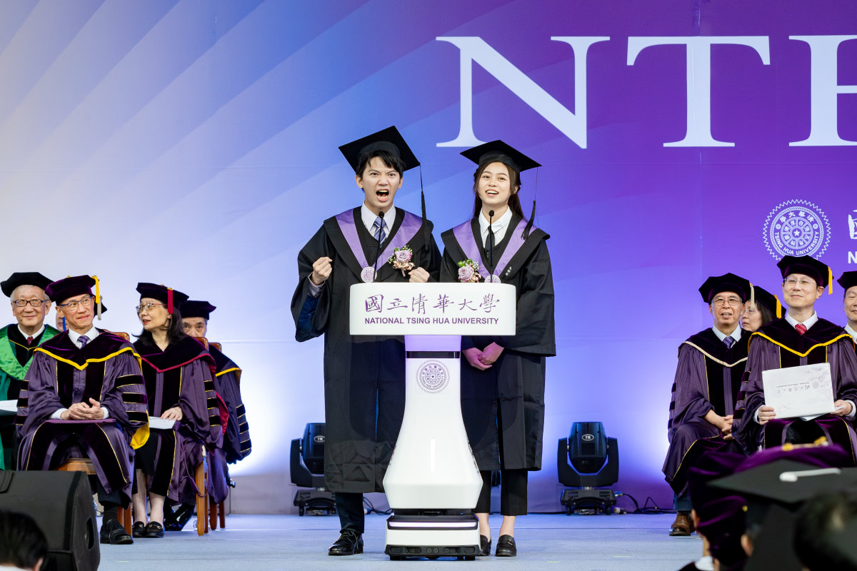 清華教科系柯淳尹(右)、及工學院學士班何習與代表大學部畢業生致詞