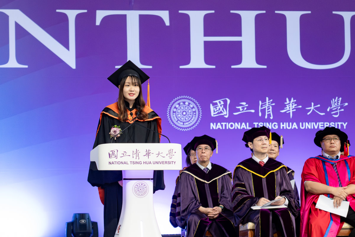 清華材料所畢業生莊荃代表致詞時，呼籲畢業生堅持不懈、勇於超越自己