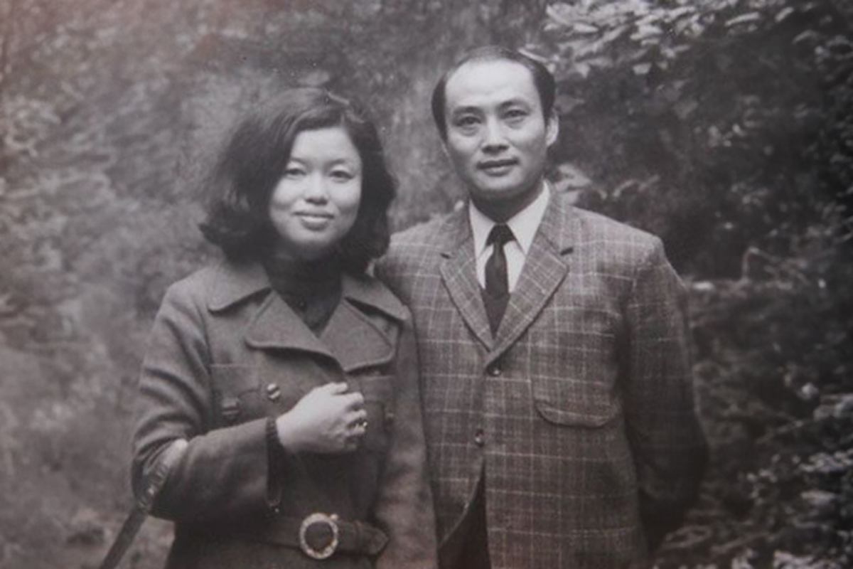 王默人(右)與周安儀女士同為記者及作家，筆耕不輟。此照攝於1972年