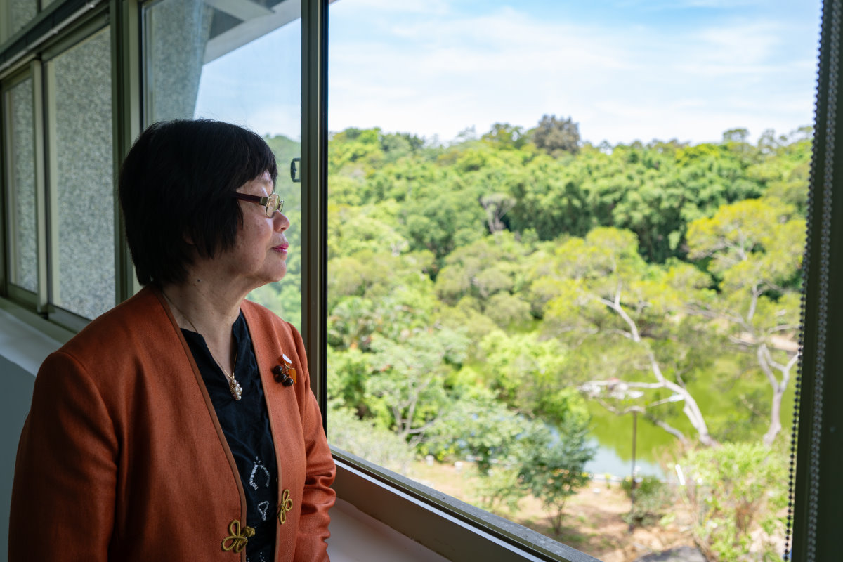 周安儀女士在文學館3樓遠眺相思湖
