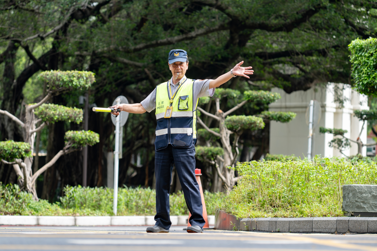 在本校服務近30年的駐警隊王朝旭隊員指揮校內交通