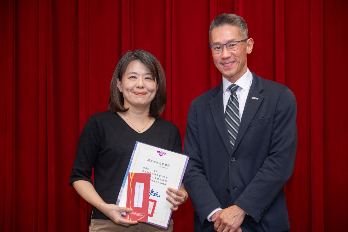 本校高為元校長(右)頒發績優人員獎狀及獎金給教務處綜教組林嘉怡副管理師