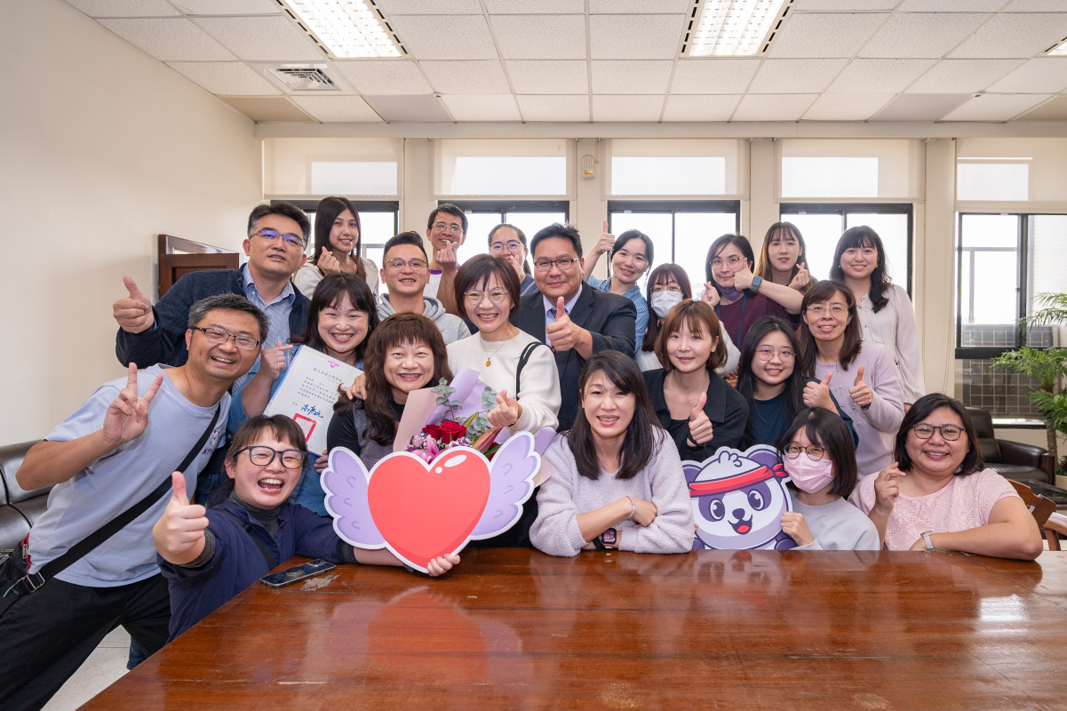 本校學務處職員為今年獲得績優行政人員獎勵的同仁喝采