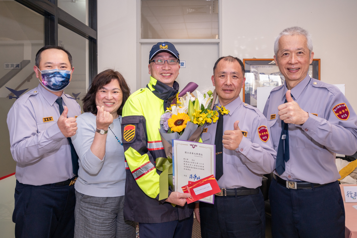 本校駐警人員恭賀今年獲得績優行政人員獎勵的同仁
