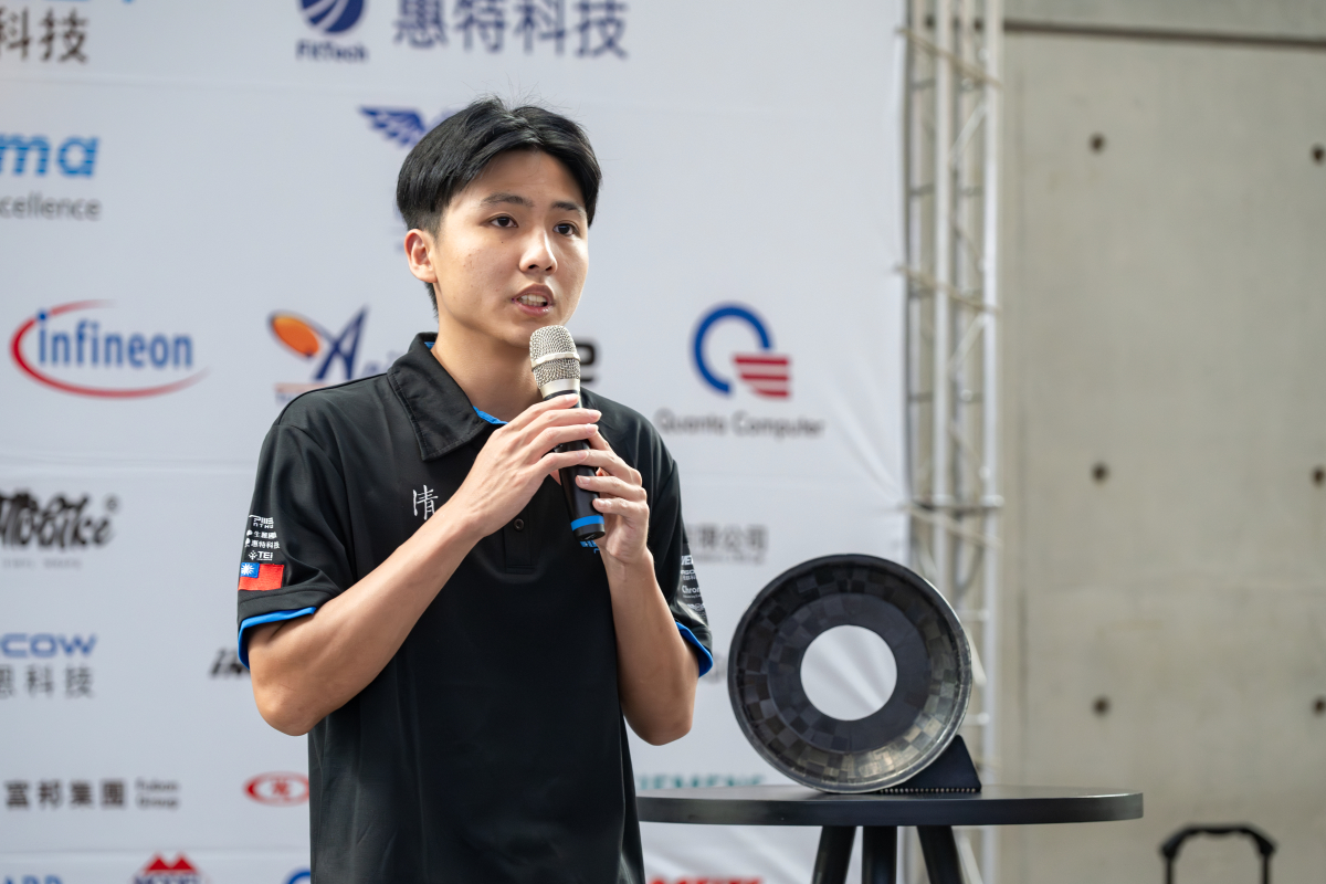 清大賽車工廠隊長余承翰介紹第一組由台灣學生團隊自製的輕量化碳纖輪框