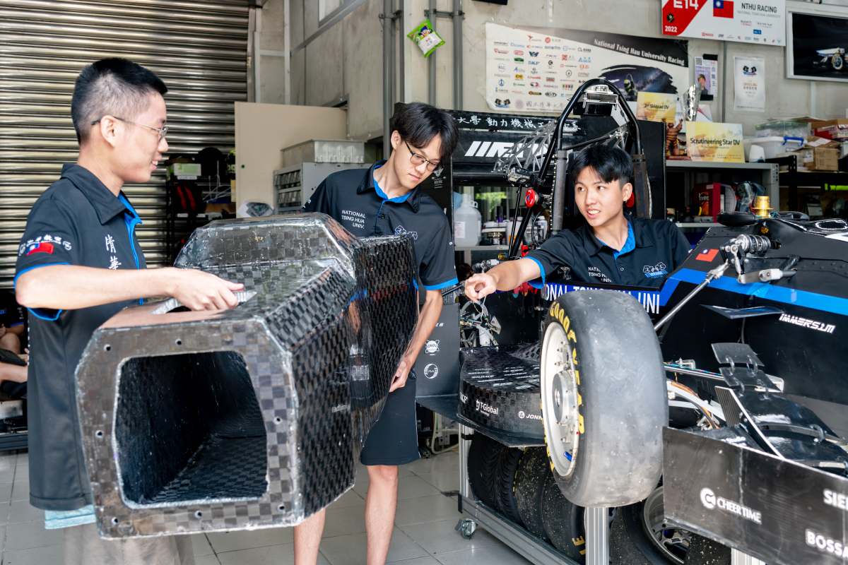 清大賽車工廠自製碳纖單體殼，期望減輕車輛重量