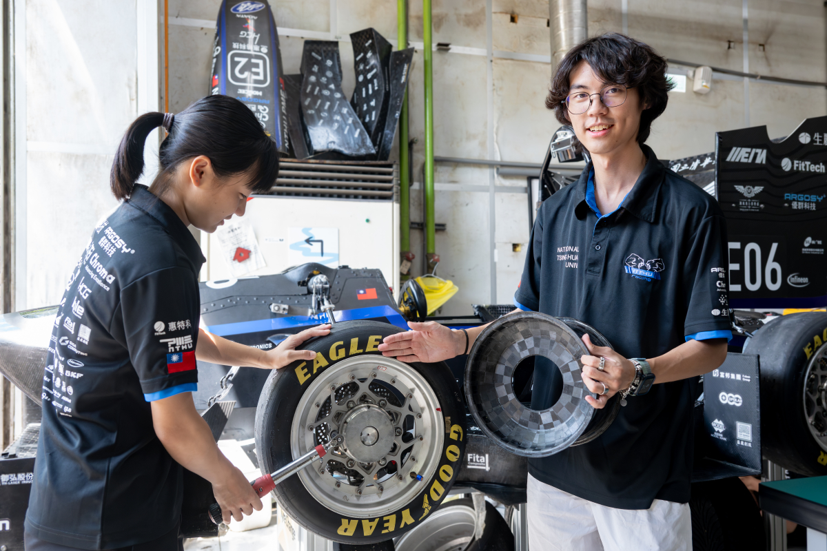 清大賽車工廠展示首個由台灣學生團隊自製的碳纖輪框