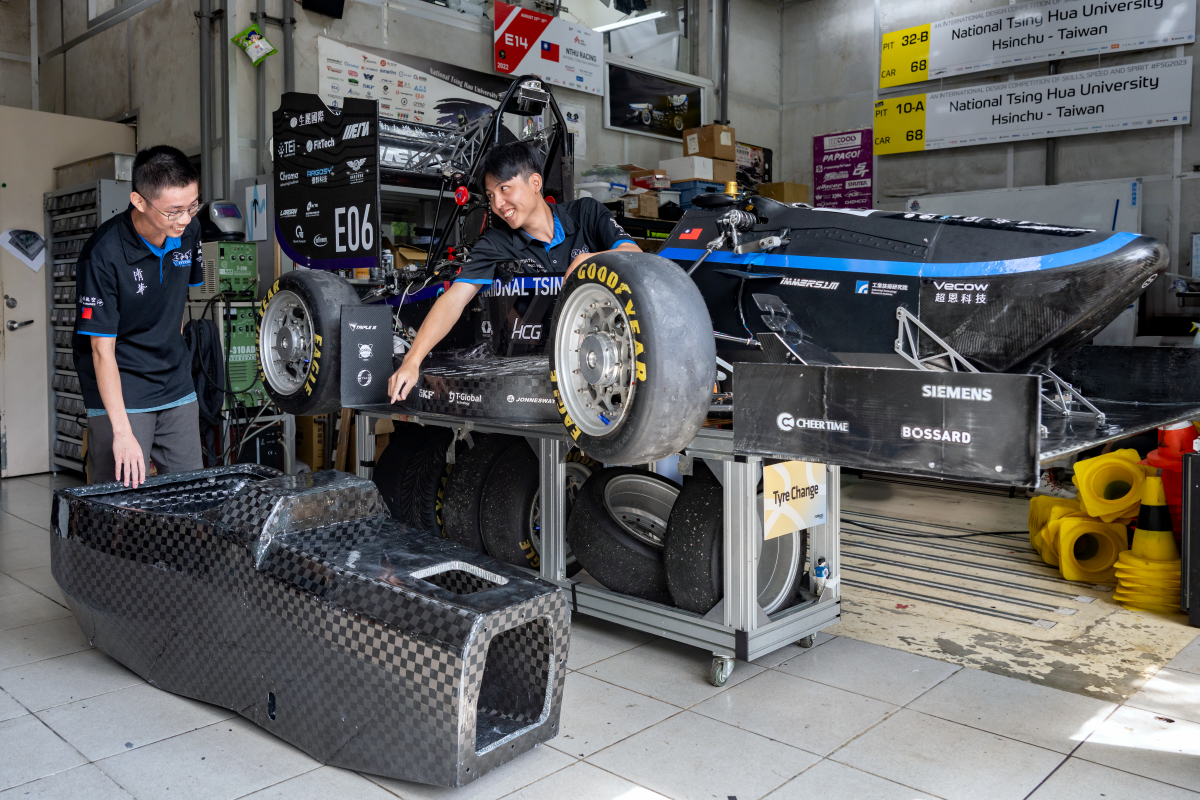 清大賽車工廠自製碳纖單體殼，期望減輕車輛重量