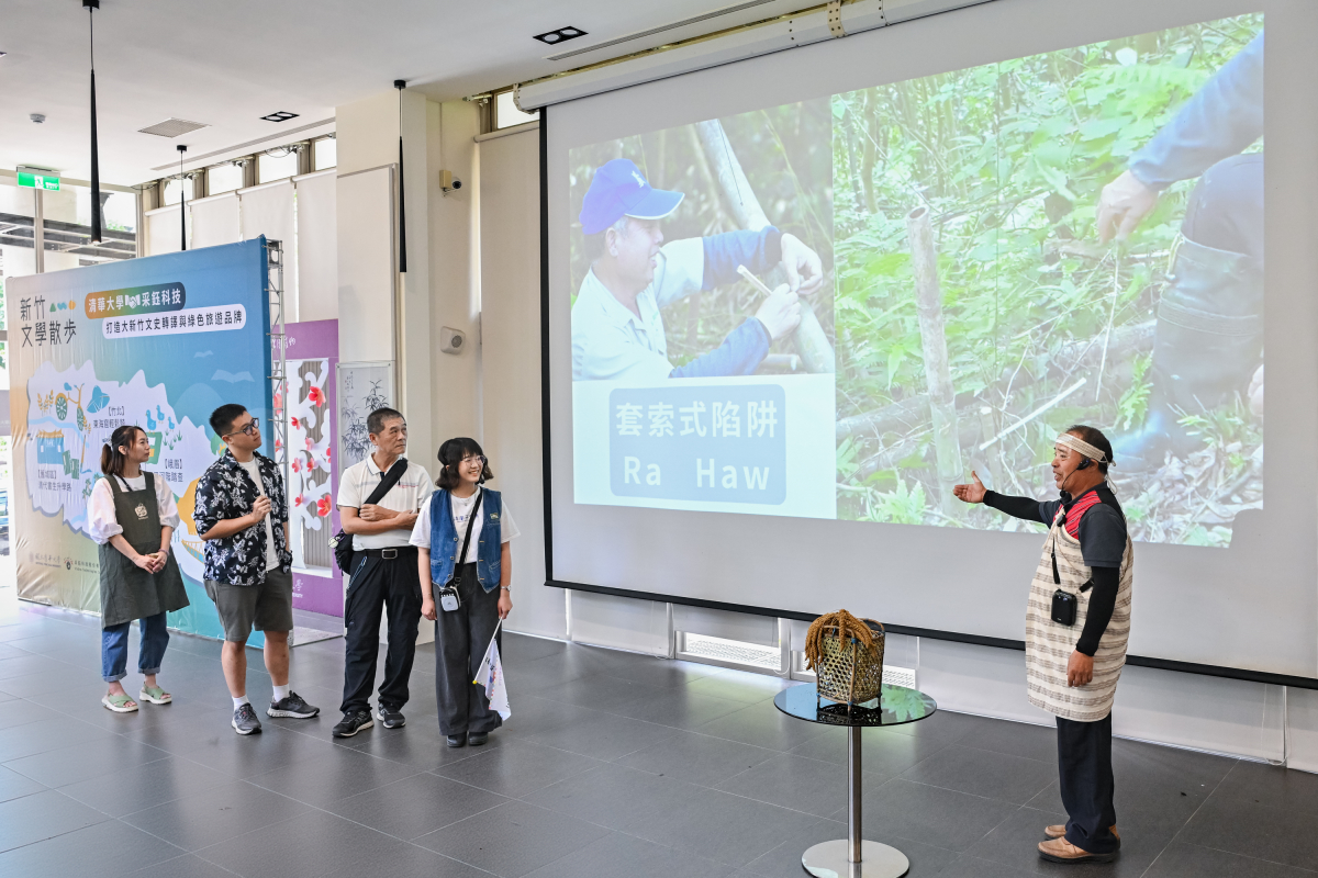泰雅族邱德昌長老（右）帶貴賓虛實交錯走進尖石馬胎古道