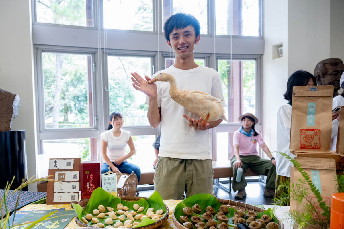 無負擔農場負責人劉奕帶著鴨子「膽大大」參加文學散步簽約典禮
