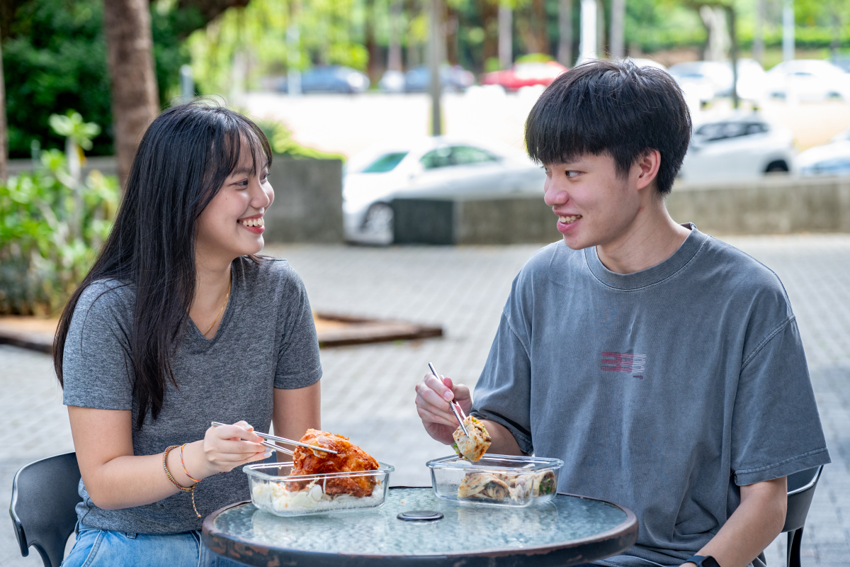 本校鼓勵學生自備餐具，送給每位大學部新生一套環保餐具