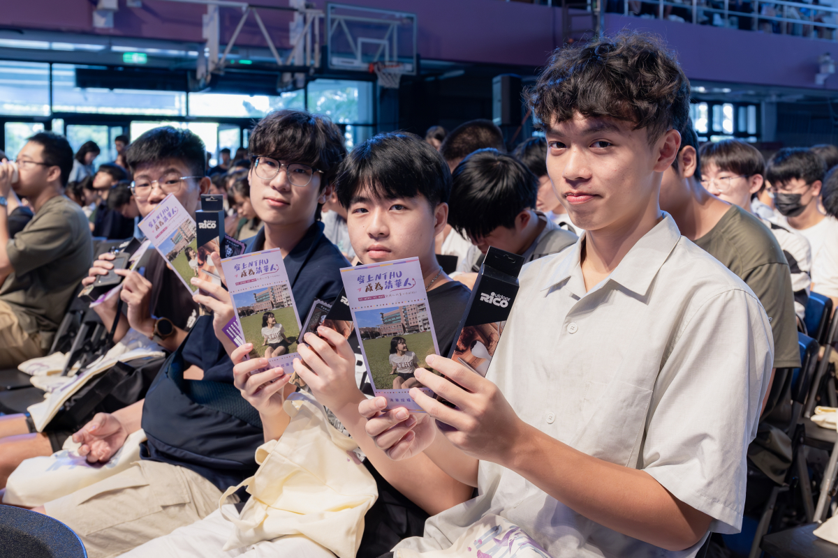 本校贈送大學新生每人一份新生禮包