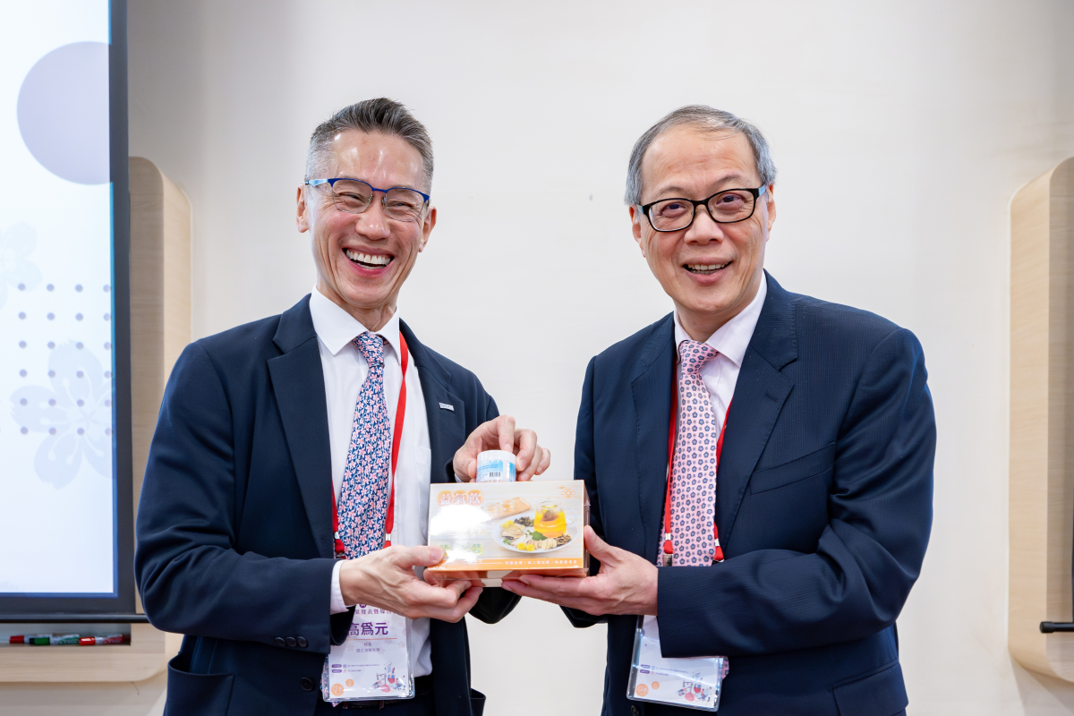 林口長庚醫院陳建宗院長(右)將長庚中醫團隊研發的養生飲送給高為元校長