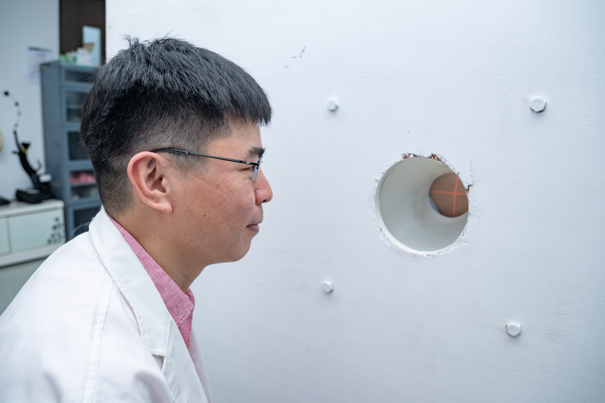 馬偕陳文科醫師檢視中子束照射定位
