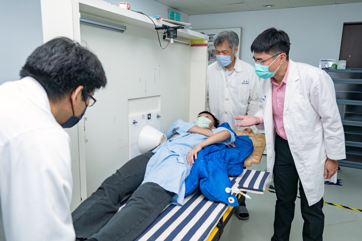 新竹馬偕陳文科醫師(右)與本校原科中心硼中子捕獲團隊裴晉哲博士、曾永信博士為肝癌病患模擬標記中子束照射部位