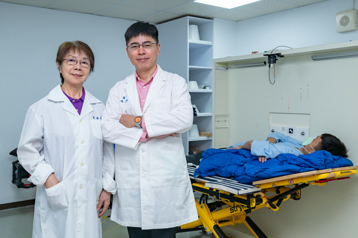 本校原科中心周鳳英教授(左)與新竹馬偕陳文科醫師將合作展開全球首例以硼中子捕獲(BNCT)治療肝癌病患的人體臨床試驗
