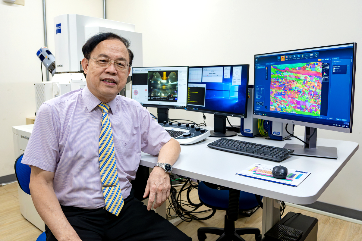 葉均蔚教授以掃描式電子顯微鏡觀察高熵合金晶格扭曲現象影響的晶粒大小分布