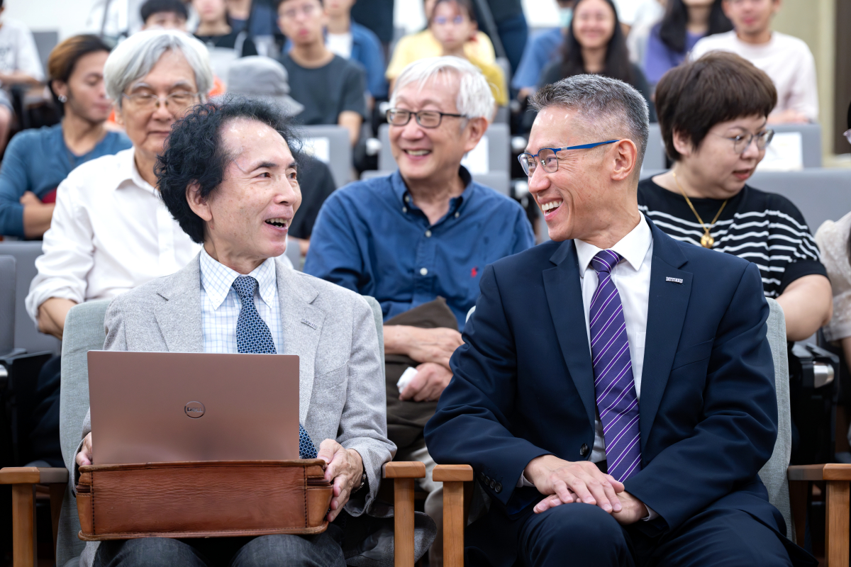 高為元校長(右)與小笠原教授(左)在榮譽講座證書頒授典禮上相談甚歡