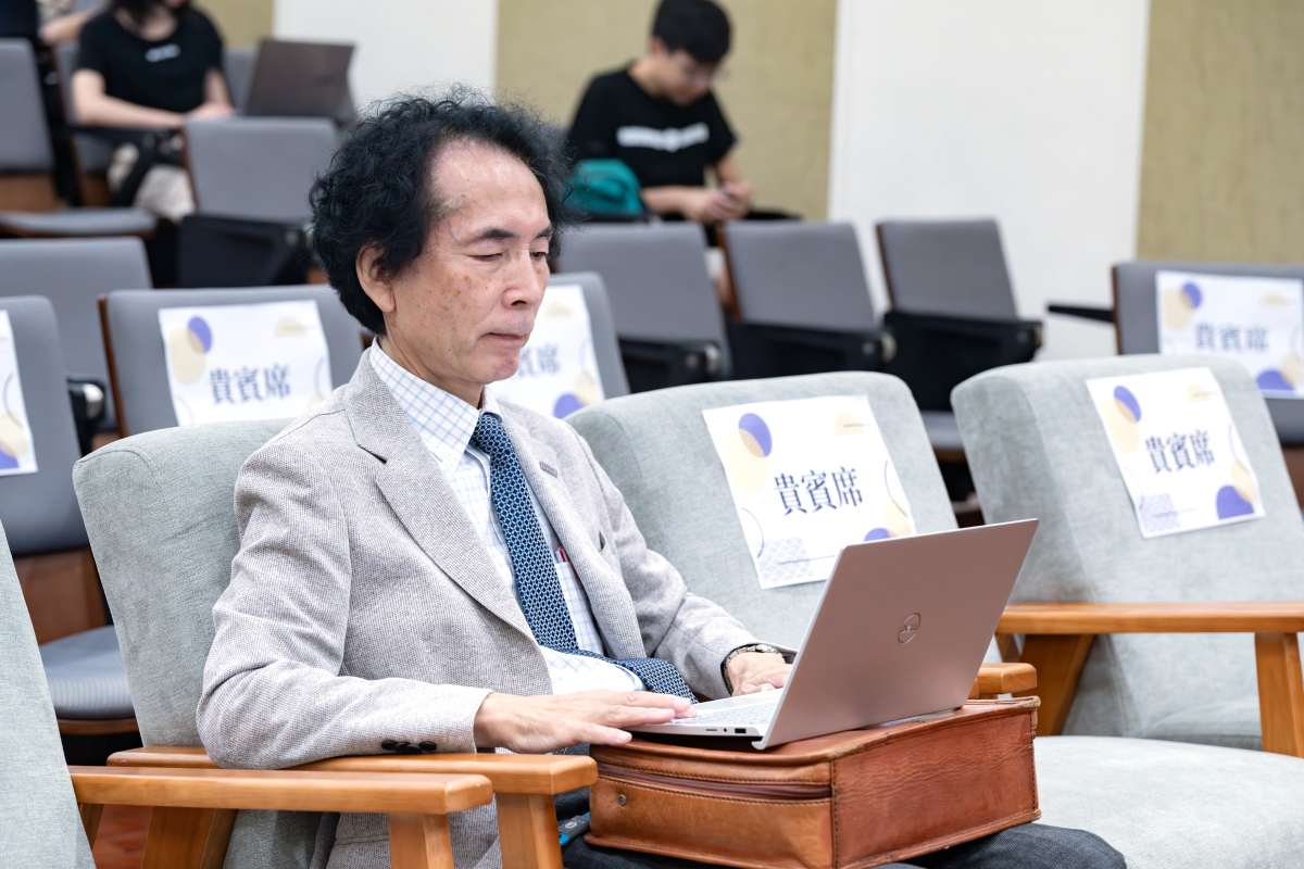 小笠原教授提早抵達，為今日座談做準備，充分展現嚴謹自律的個性