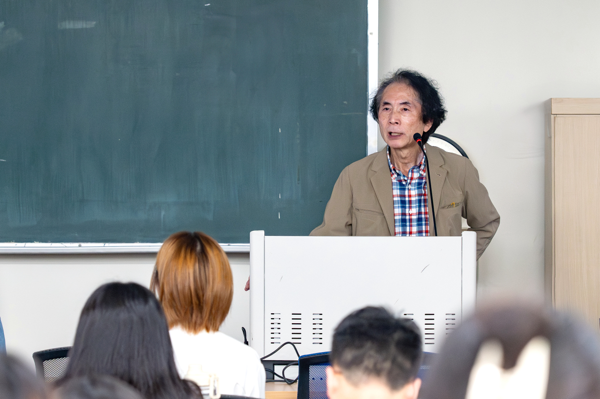 小笠原教授在本校首次以中文教授台灣政治課程