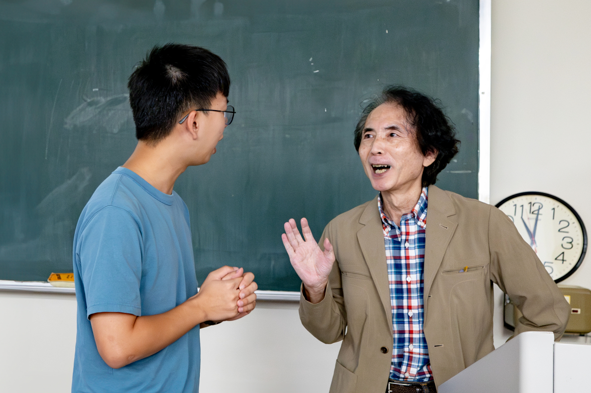 小笠原教授(右)在課堂上與學生有很多互動