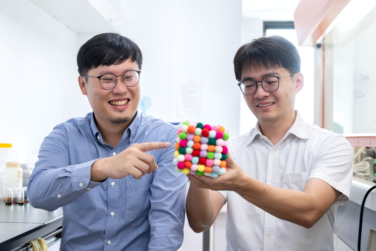 化工系楊東翰副教授(右)與林昆翰助理教授領導的研究團隊建立全球第一個高熵合金奈米晶體庫