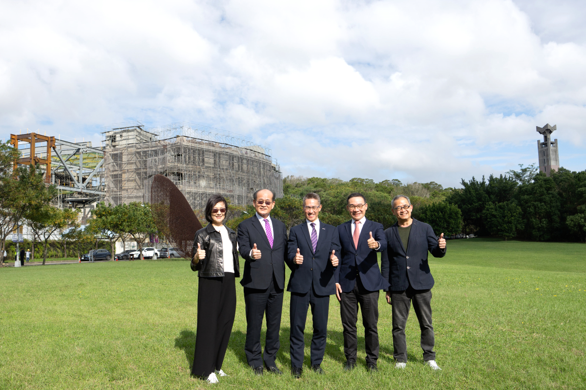 本校藝術學院大樓今上樑，藝術學院張芳宇院長(左起)、校友總會蔡進步理事長、高為元校長、東和鋼鐵侯傑騰董事長、郭旭原建築師歡喜見證工程進展