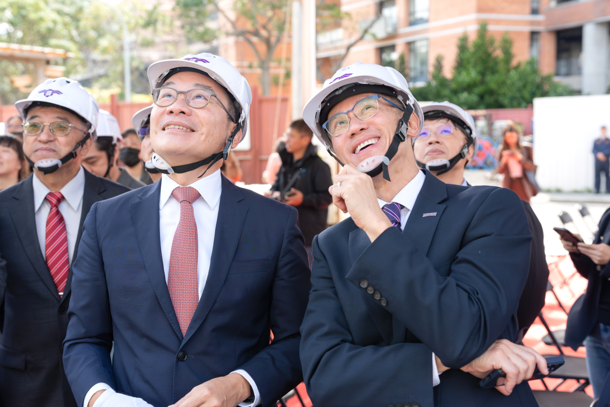 高為元校長(右)與東和鋼鐵侯傑騰董事長對藝術學院大樓的完工充滿期待