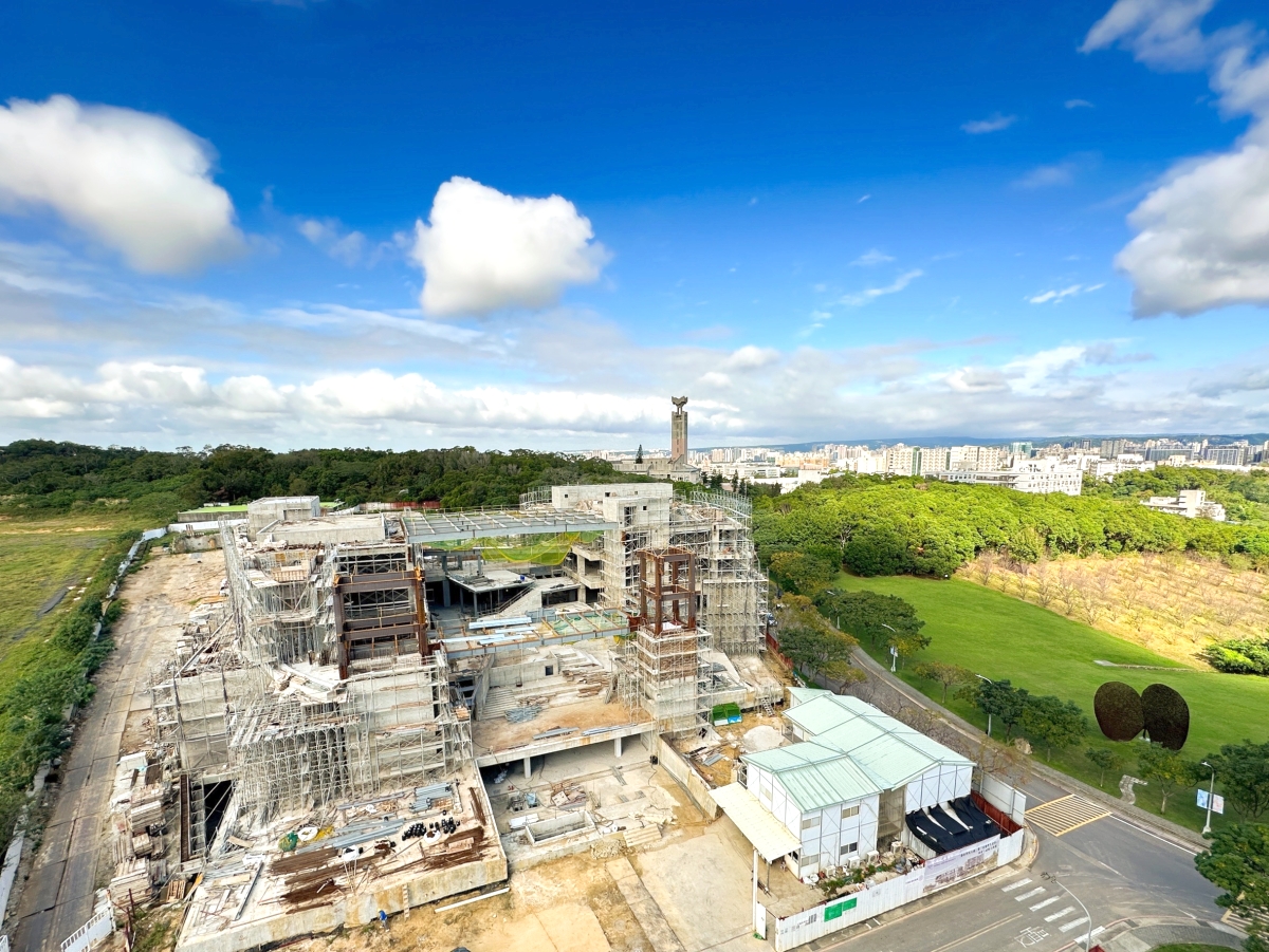 藝術學院大樓依山而建，基地保留北面原生林，目前工程進度已達6成