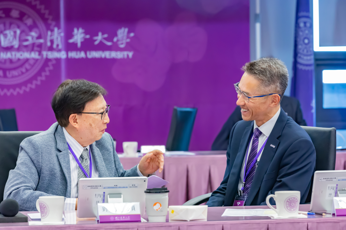 高為元校長（右）與總召集人劉兆玄委員討論校務發展議題