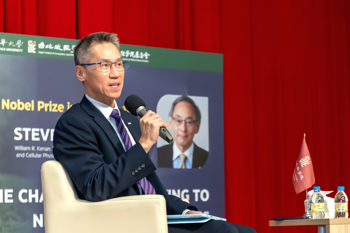 本校高為元校長主持朱棣文院士演講後的問答