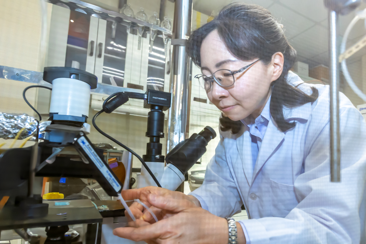 生醫學院邱于芯助理教授使用倒立螢光顯微鏡進行實驗觀察