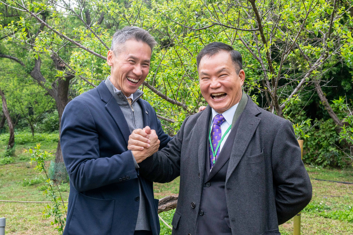 高為元校長（左）感謝上緯投控蔡朝陽董事長支持梅園保育計畫，讓清華人的老梅樹有機會重現生機。