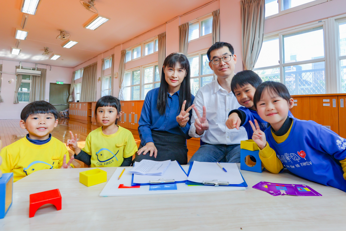 本校幼教系周育如特聘教授(左三)與生科系郭崇涵副教授(右三)引導幼兒在遊戲中合作