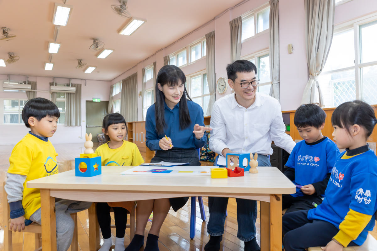 本校幼教系周育如特聘教授(左三)與生科系郭崇涵副教授(右三)引導幼兒在遊戲中合作