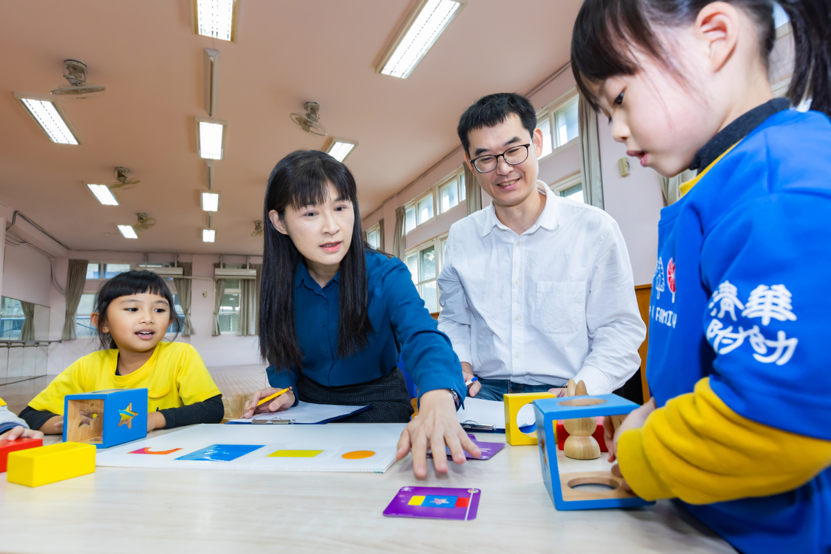 本校幼教系周育如特聘教授(左二)與生科系郭崇涵副教授(右二)引導幼兒在遊戲中合作