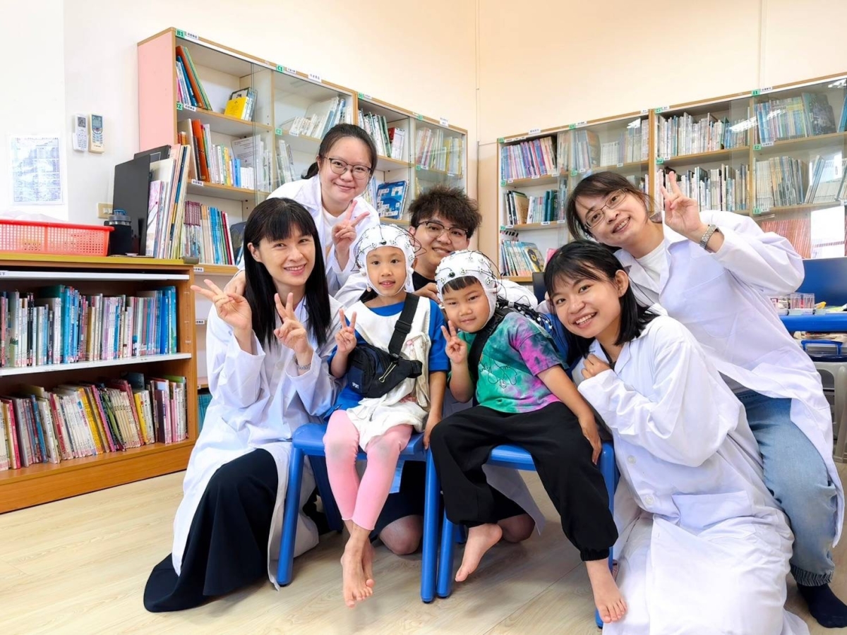 本校研究團隊以腦波儀進行幼兒互動研究