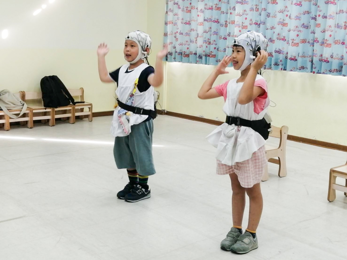本校幼教系周育如特聘教授進行幼兒互動腦波實驗，嘗試透過音樂律動提升幼兒自我調控能力