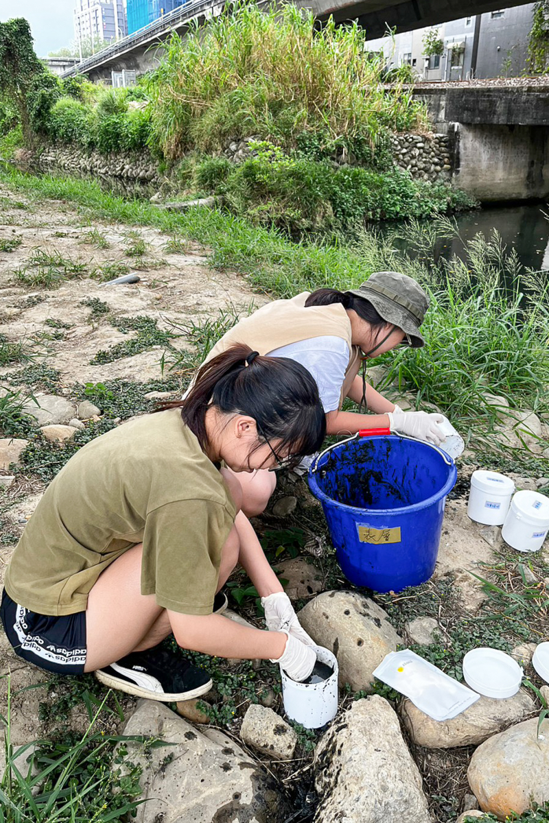 清華永續獎教師組金獎專案中，周秀專教授團隊以人工初篩頭前溪底泥樣本