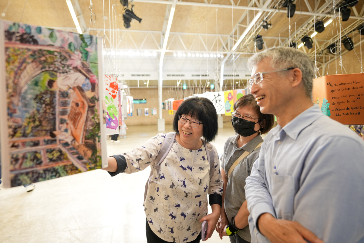 本校林福仁永續長(右)與退休同仁愉快觀賞「棒棒桶計畫」作品