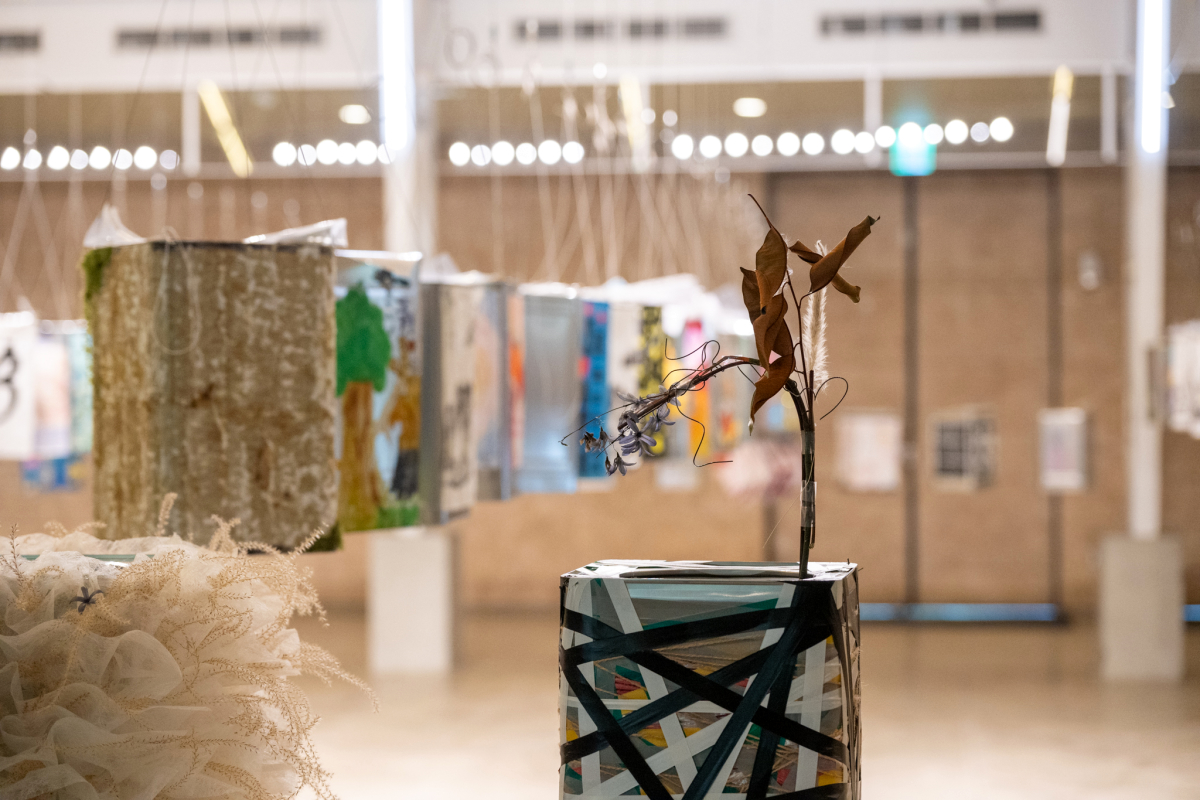 「棒棒桶計畫」展場一景，鐵桶化身創意裝置藝術，展現全民參與的藝術風景