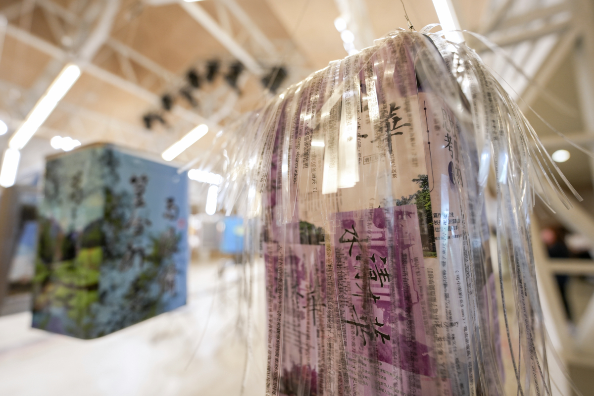 本校陳力俊前校長的棒棒桶作品，將自己的著作複印在透明膠條上，形成「文字瀑布」