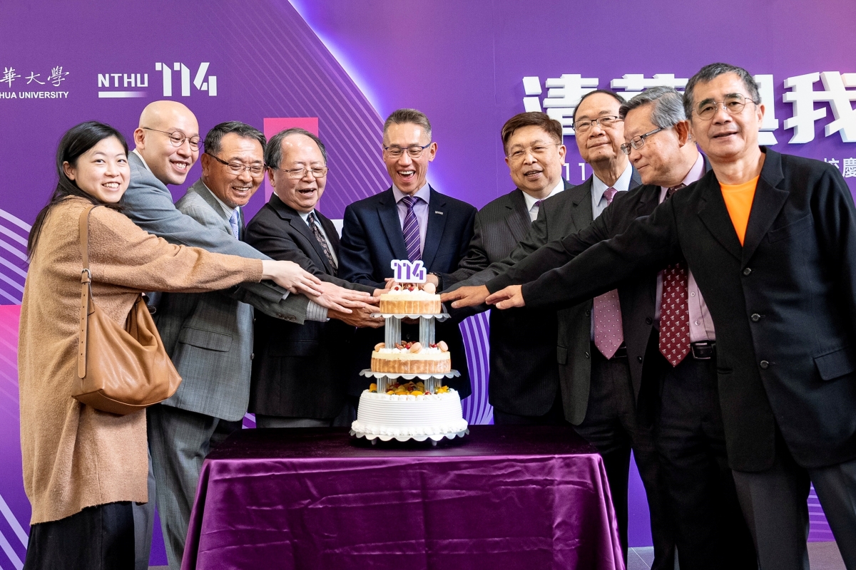 高為元校長(中)與校友及貴賓們共同切下慶祝蛋糕，歡慶創校114週年校慶