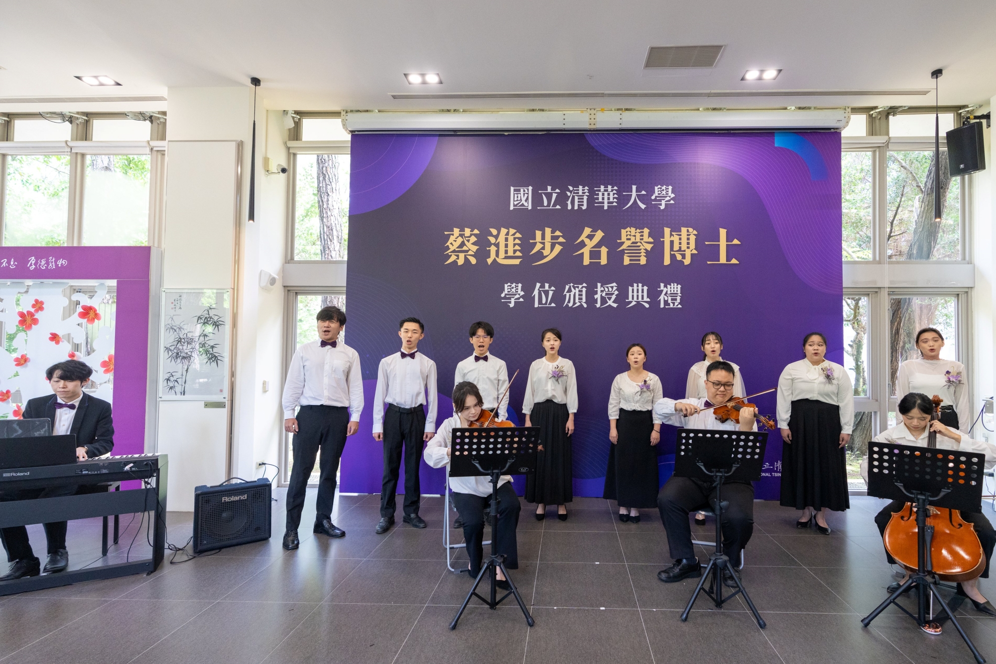 本校音樂系學生在蔡進步名譽博士頒授典禮上獻唱，為現場增添藝術氣息