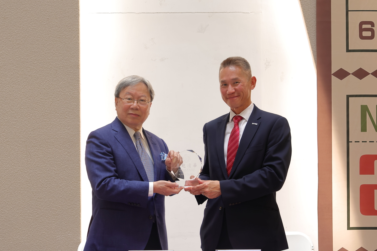 高為元校長(右)致贈謝宏亮校友「卓越清華」獎牌，感謝其對物理系發展的支持