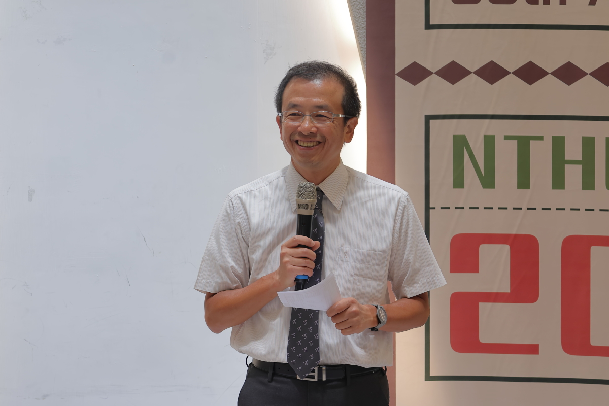本校物理系劉怡維主任說明「清華物理卓越發展基金」將用於推動師生國際交流，提升物理系學術能量