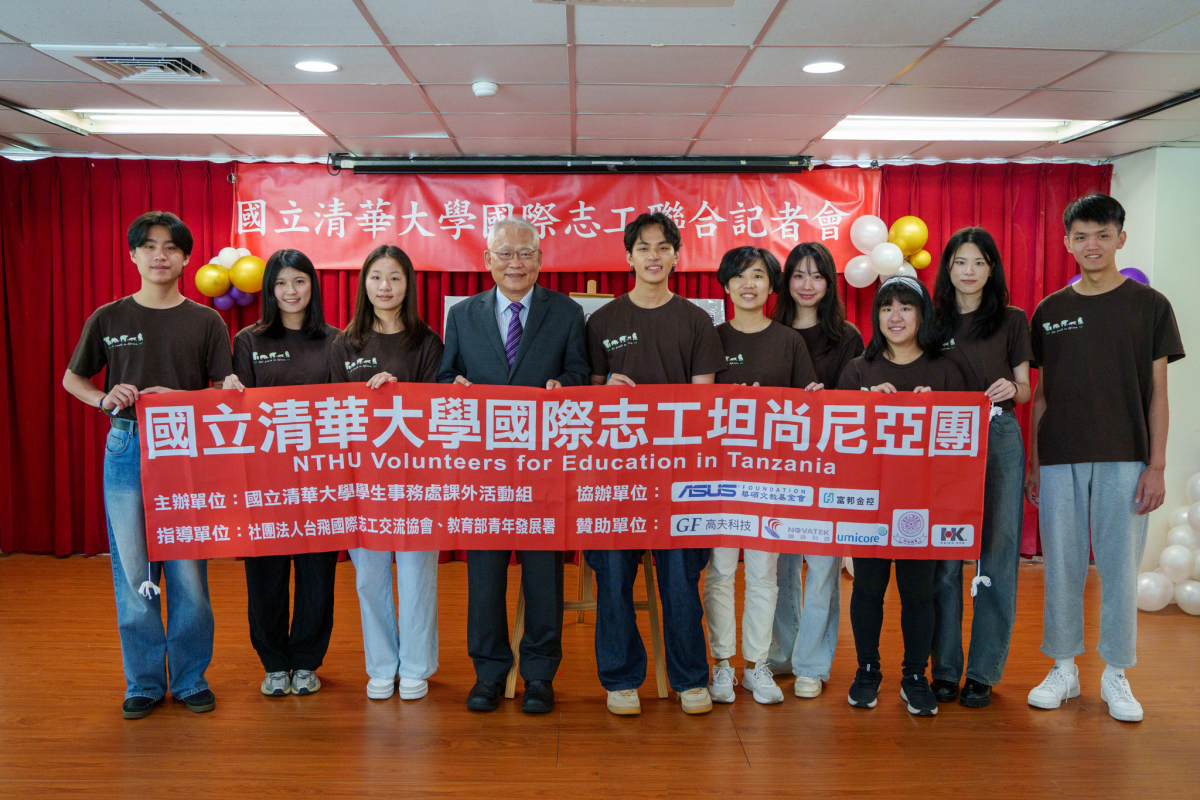 戴念華副校長(左四)與本校國際志工坦尚尼亞團合影